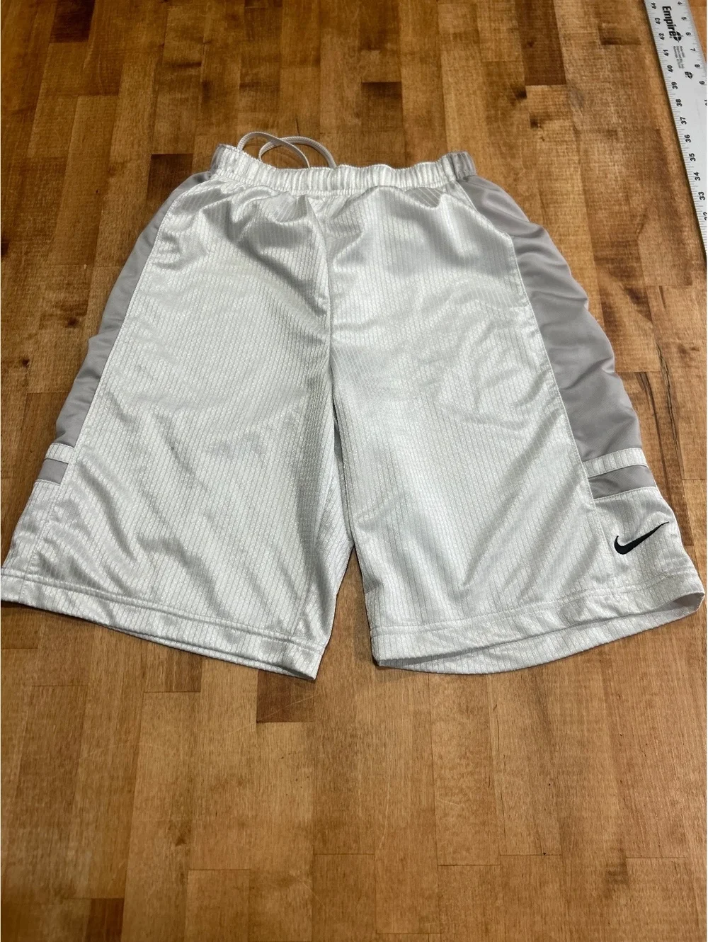 Nike Men's White and Gray Athletic Shorts Size M